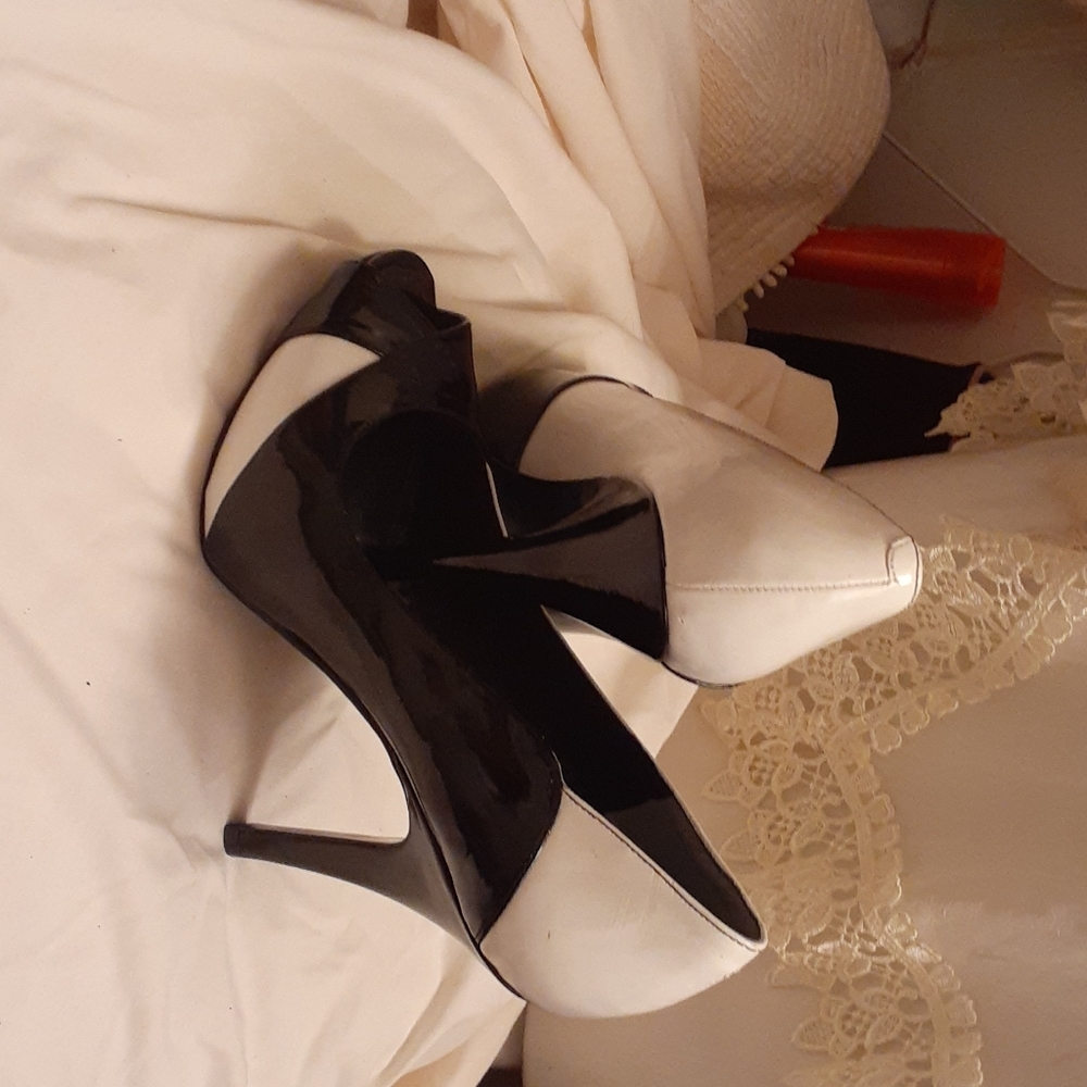 Black and white pumps - 4"